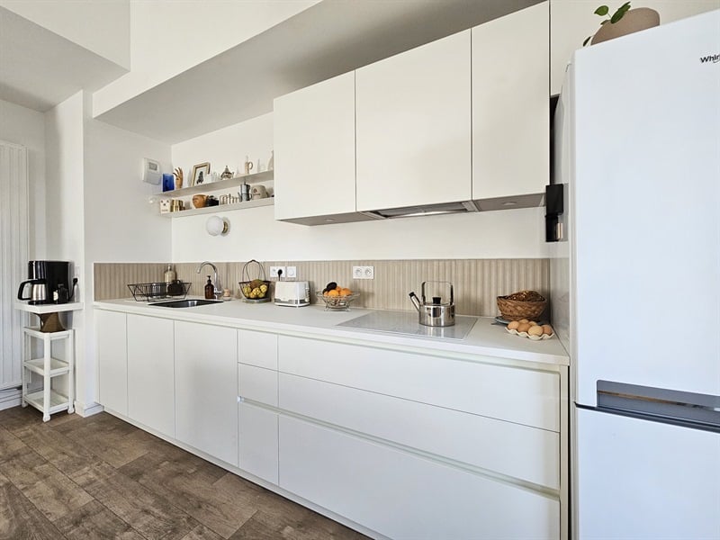 Cuisine ouverte de style moderne blanc à Nantes | Raison Home - 3