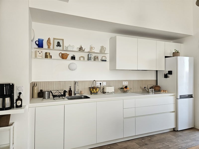 Cuisine ouverte de style moderne blanc à Nantes | Raison Home - 4