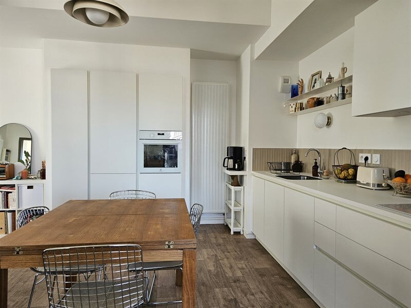 Cuisine ouverte de style moderne blanc à Nantes | Raison Home - 6