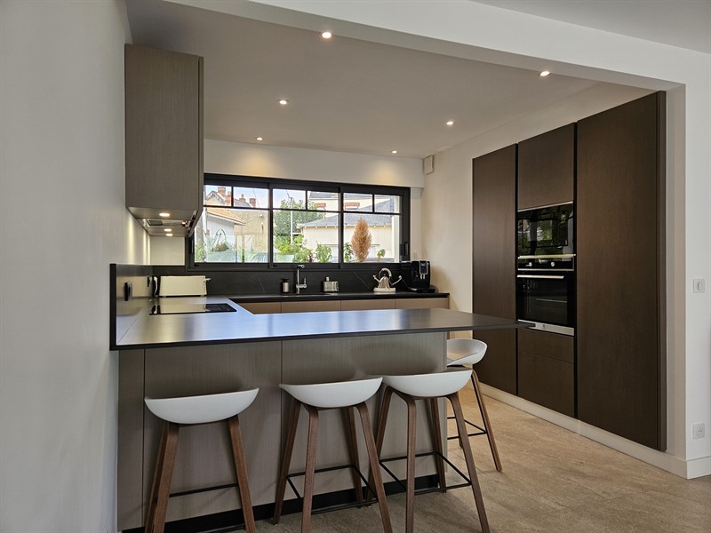 Cuisine ouverte de style contemporain marron à Pornichet 1