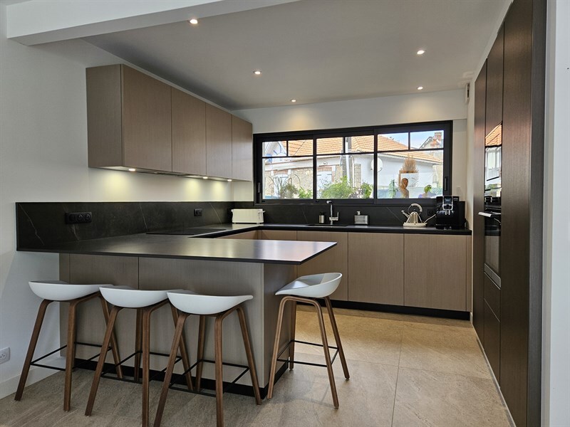 Cuisine ouverte de style contemporain marron à Pornichet 2