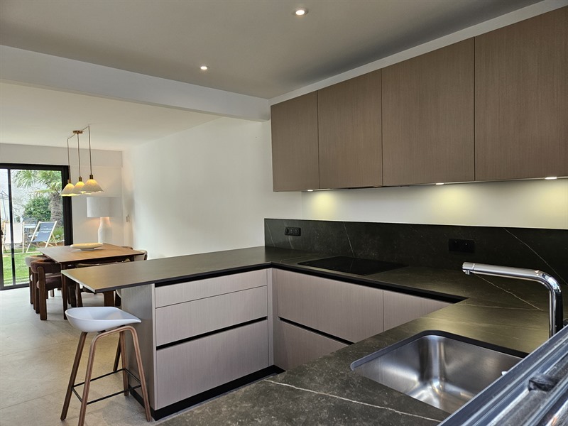 Cuisine ouverte de style contemporain marron à Pornichet 3