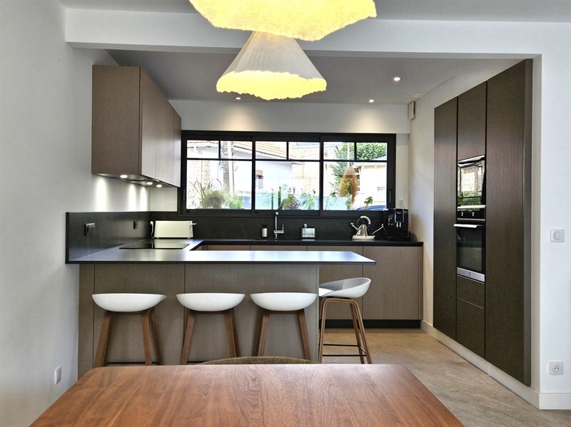 Cuisine ouverte de style contemporain marron à Pornichet 4