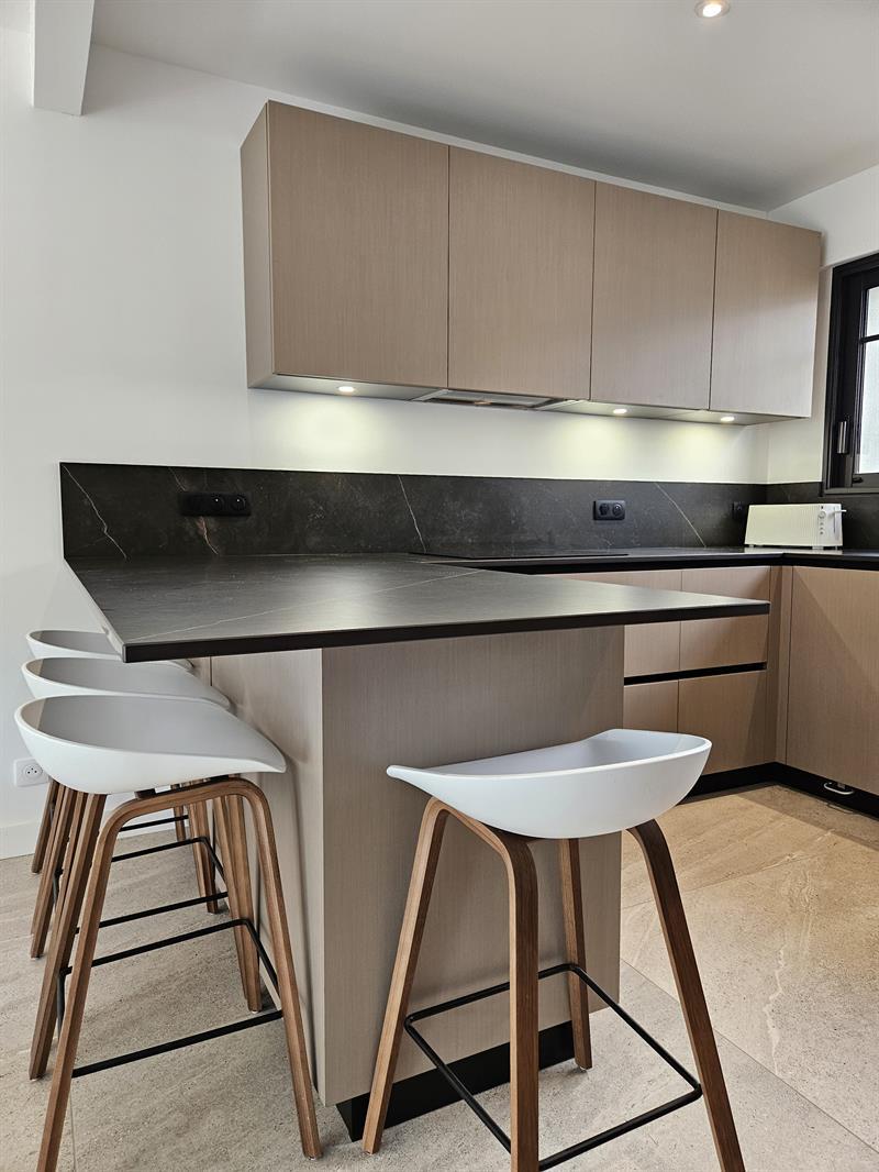 Cuisine ouverte de style contemporain marron à Pornichet 6