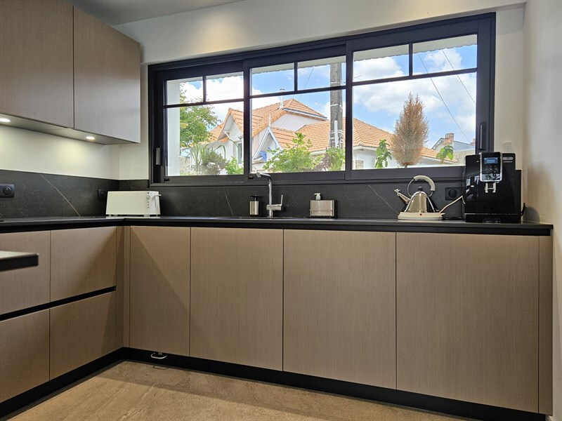 Cuisine ouverte de style contemporain marron à Pornichet 7