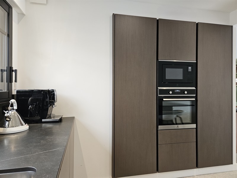 Cuisine ouverte de style contemporain marron à Pornichet 8