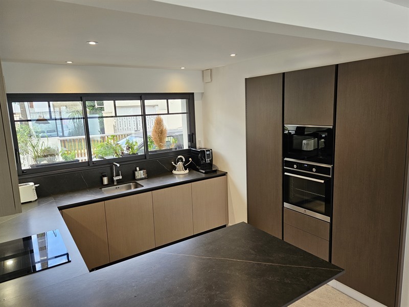 Cuisine ouverte de style contemporain marron à Pornichet 9