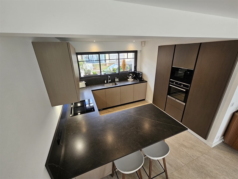 Cuisine ouverte de style contemporain marron à Pornichet 10