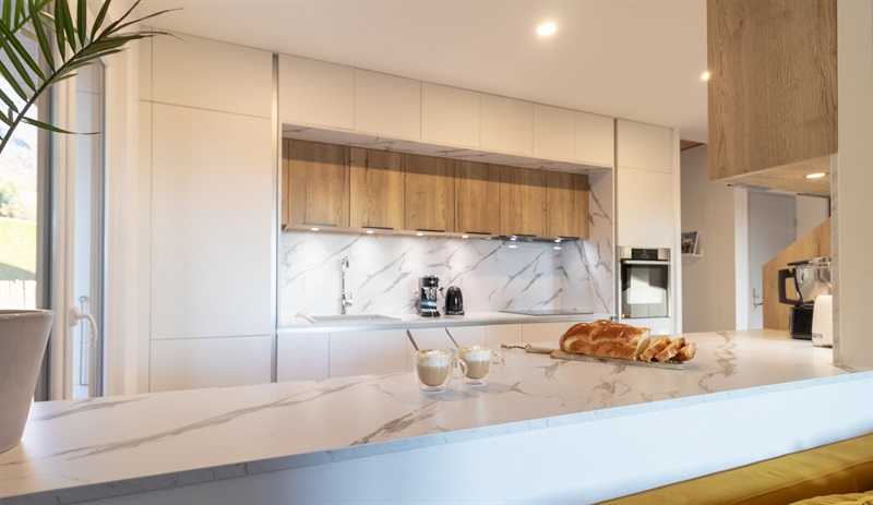 Cuisine ouverte de style contemporain bois et blanc à Frontenex | Raison Home - 1