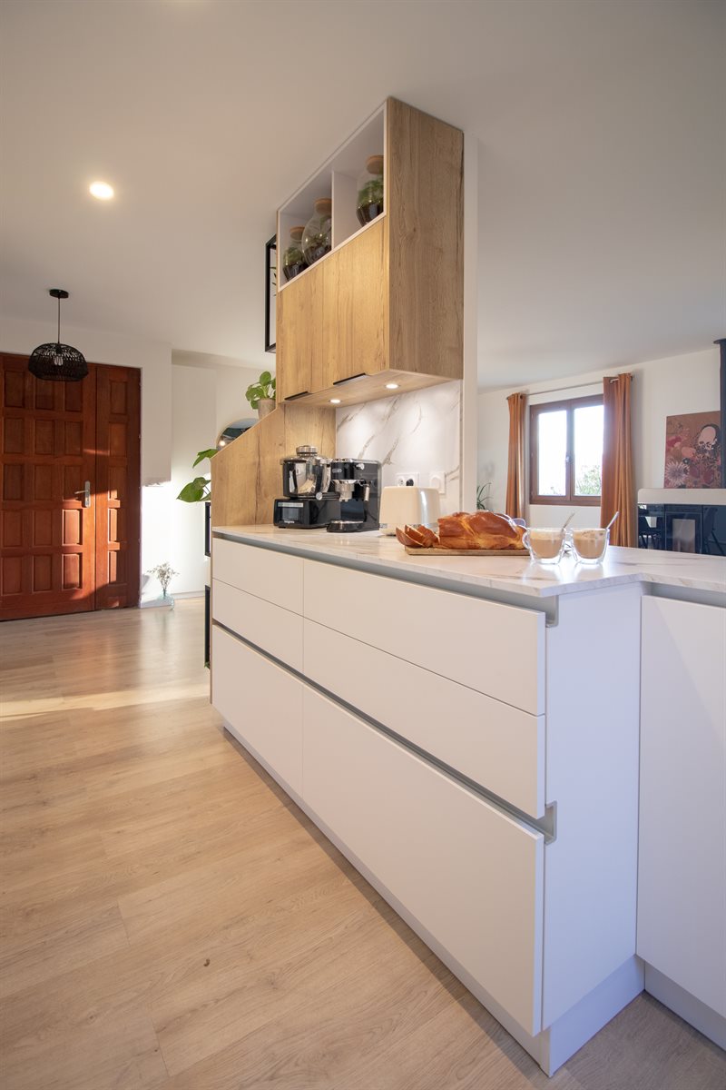 Cuisine ouverte de style contemporain bois et blanc à Frontenex | Raison Home - 2