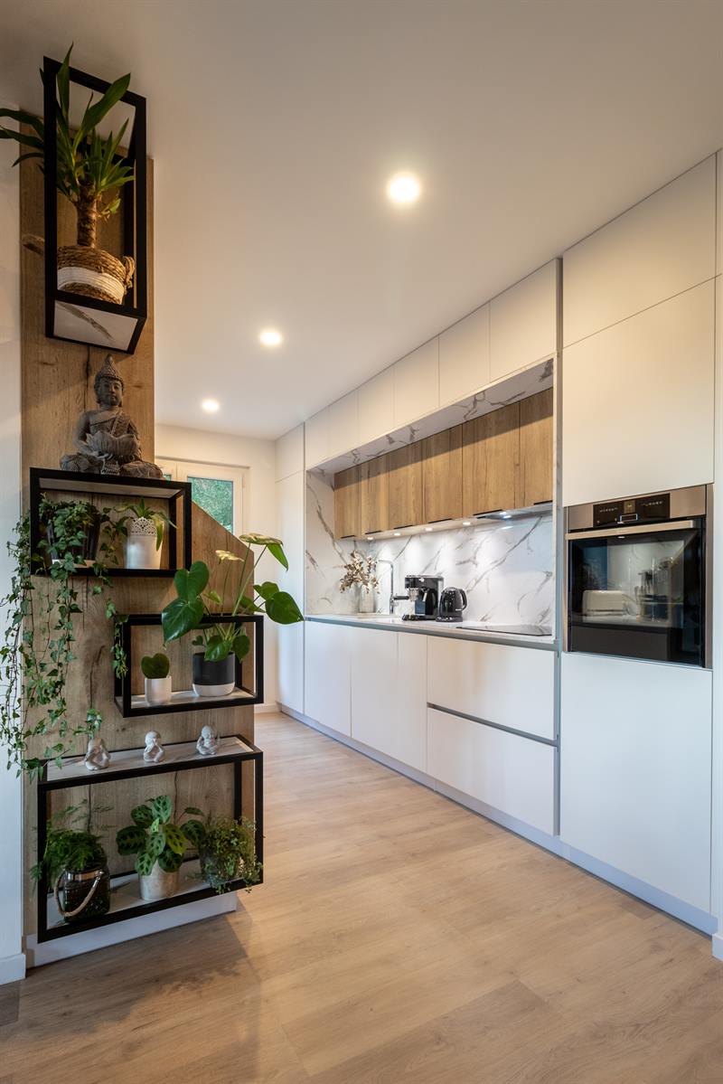 Cuisine ouverte de style contemporain bois et blanc à Frontenex | Raison Home - 3