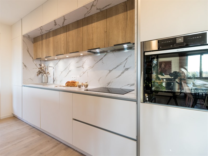 Cuisine ouverte de style contemporain bois et blanc à Frontenex | Raison Home - 9