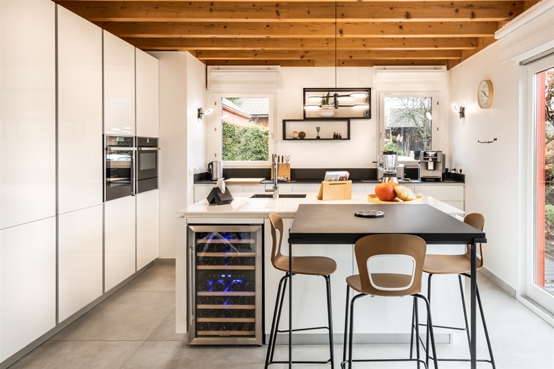 Cuisine ouverte de style contemporain noir et blanc à Crêts en Belledonne | Raison Home - 1