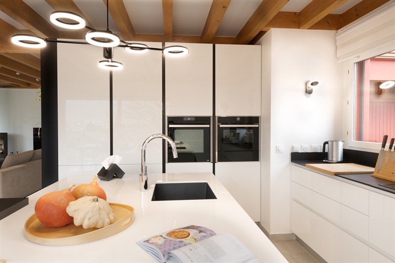 Cuisine ouverte de style contemporain noir et blanc à Crêts en Belledonne | Raison Home - 4