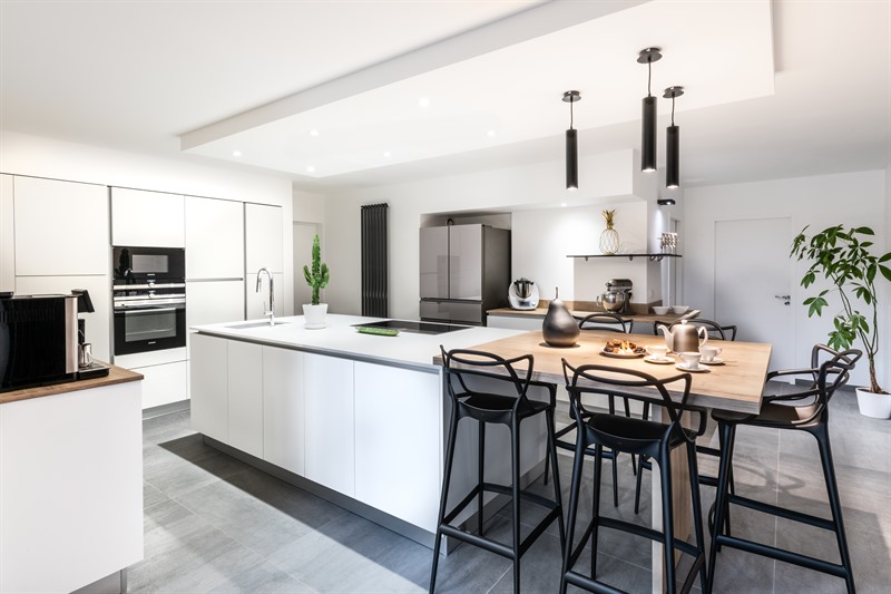 Cuisine fermée de style contemporain blanc à Barraux | Raison Home - 1