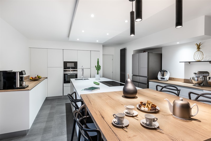 Cuisine fermée de style contemporain blanc à Barraux | Raison Home - 2