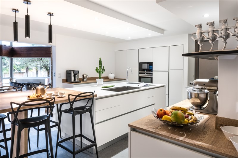 Cuisine fermée de style contemporain blanc à Barraux | Raison Home - 3