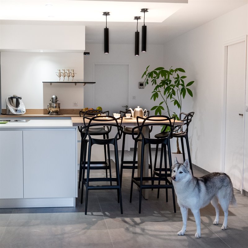 Cuisine fermée de style contemporain blanc à Barraux | Raison Home - 4