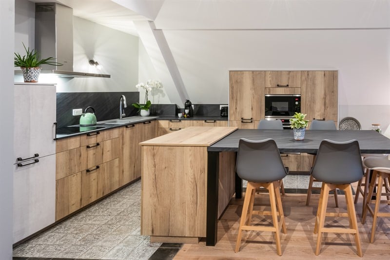 Cuisine ouverte de style contemporain bois, noir et gris à Saint-Paul-sur-Isère | Raison Home - 2