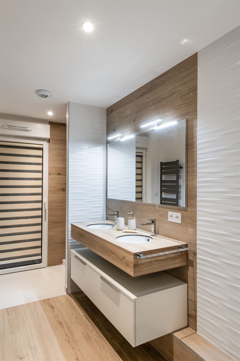 Salle de bains bois et blanc avec 2 vasques à Mercury | Raison Home - 2