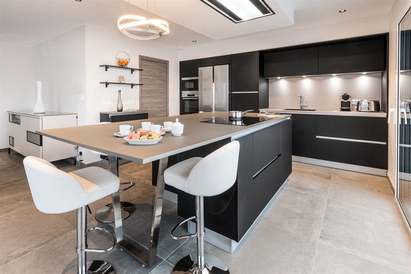 Cuisine ouverte de style contemporain noir et gris à Mercury | Raison Home - 1