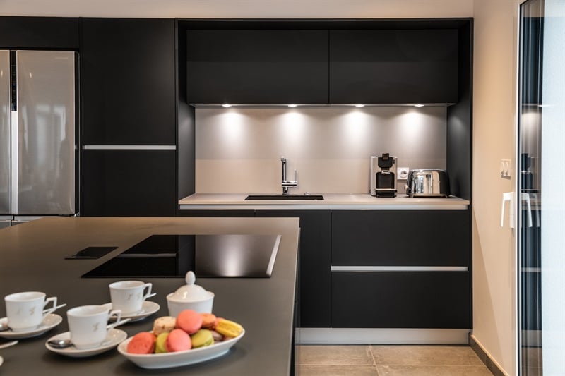 Cuisine ouverte de style contemporain noir et gris à Mercury | Raison Home - 2