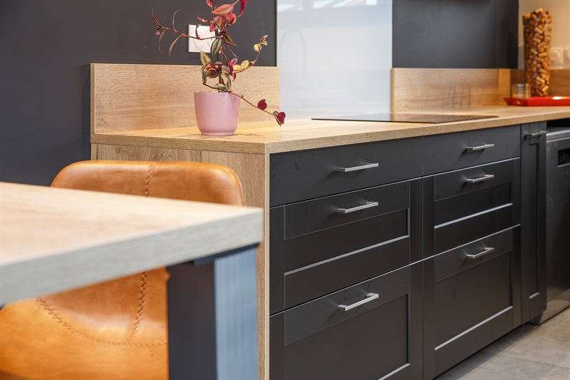 Cuisine fermée de style industriel bois et noir à Questembert | Raison Home - 8