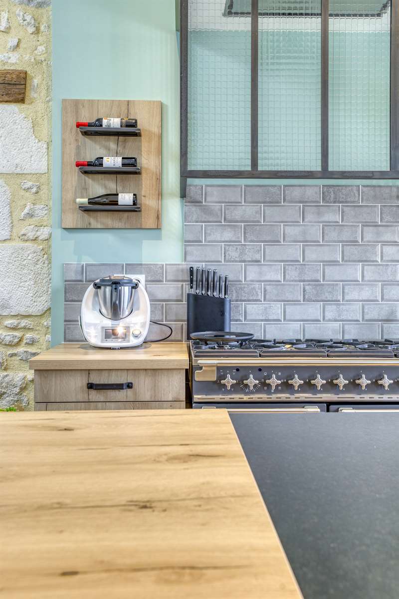 Cuisine ouverte de style industriel bois et noir avec mur vert d'eau à Chauvigny | Raison Home - 7