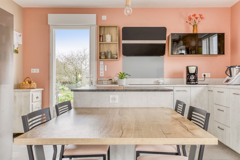 Cuisine contemporaine blanc, bois et noir avec mur rose saumon à Bignoux 4