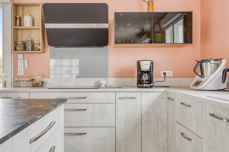 Cuisine contemporaine blanc, bois et noir avec mur rose saumon à Bignoux | Raison Home - 5