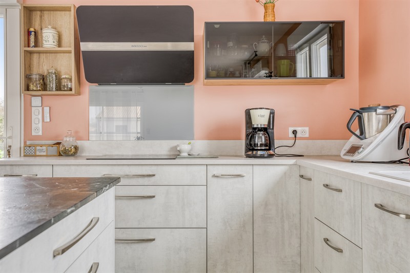 Cuisine contemporaine blanc, bois et noir avec mur rose saumon à Bignoux 5