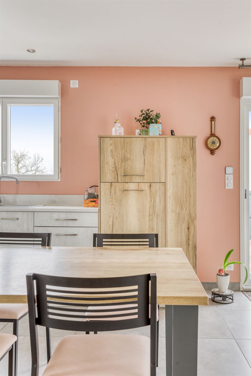 Cuisine contemporaine blanc, bois et noir avec mur rose saumon à Bignoux | Raison Home - 7