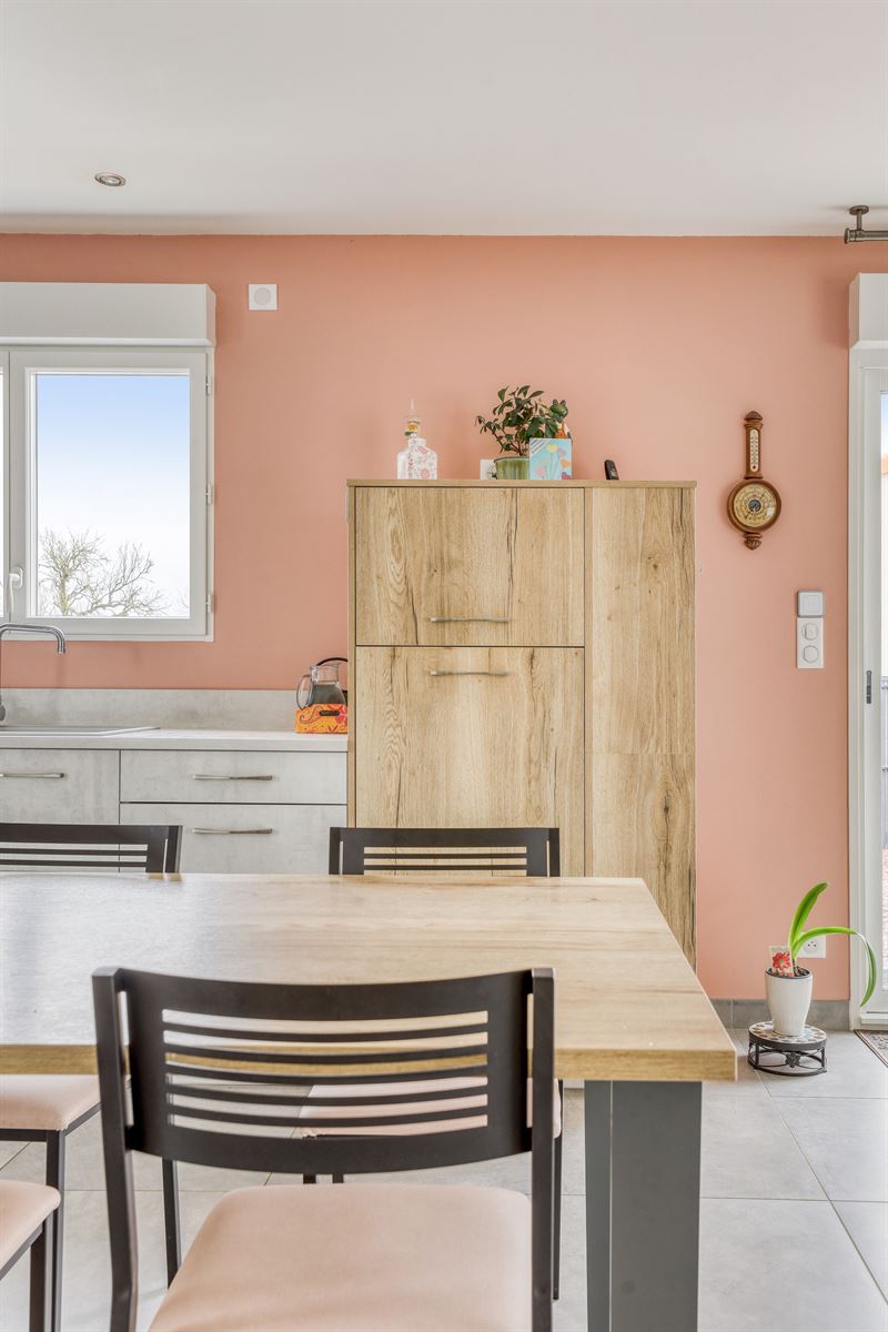 Cuisine contemporaine blanc, bois et noir avec mur rose saumon à Bignoux 7