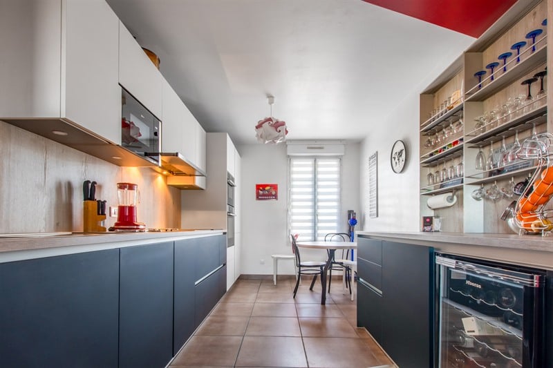 Cuisine en longueur fermée bois, noir et mur rouge à Poitiers | Raison Home - 5
