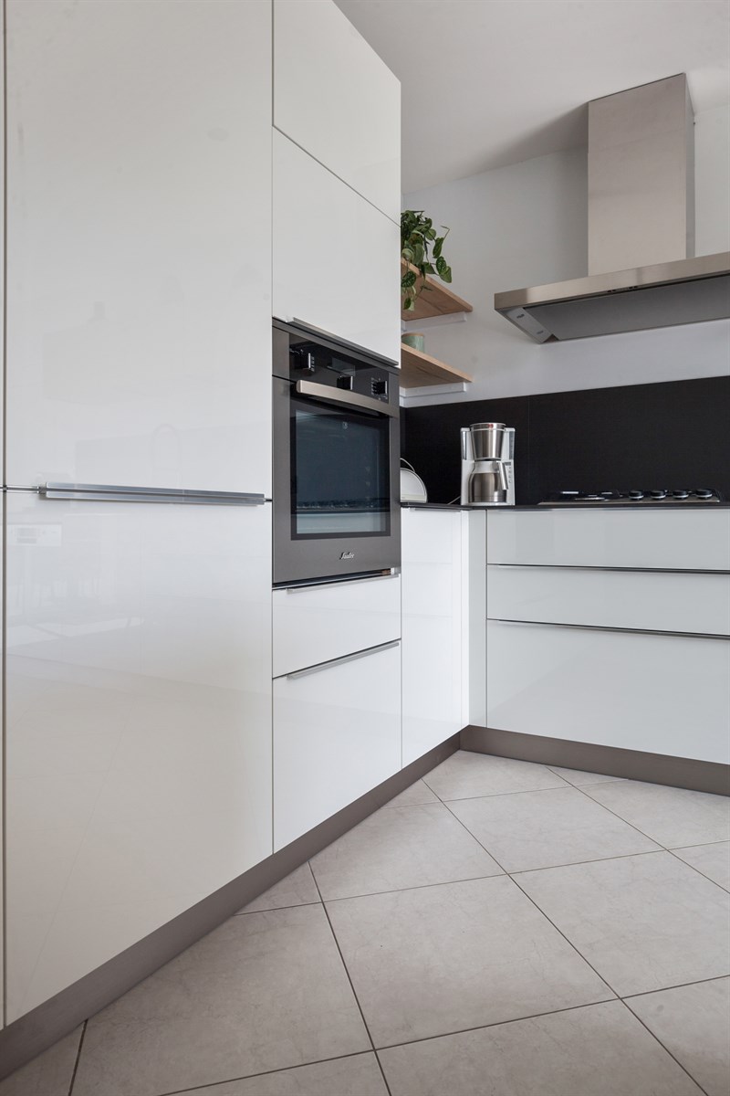 Cuisine spacieuse bois, noir mat et blanc laqué à Sangatte | Raison Home - 6