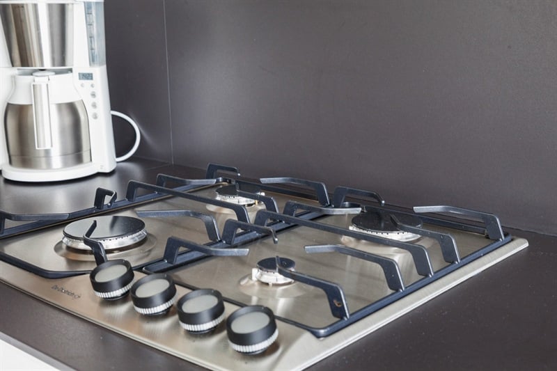 Cuisine spacieuse bois, noir mat et blanc laqué à Sangatte | Raison Home - 8