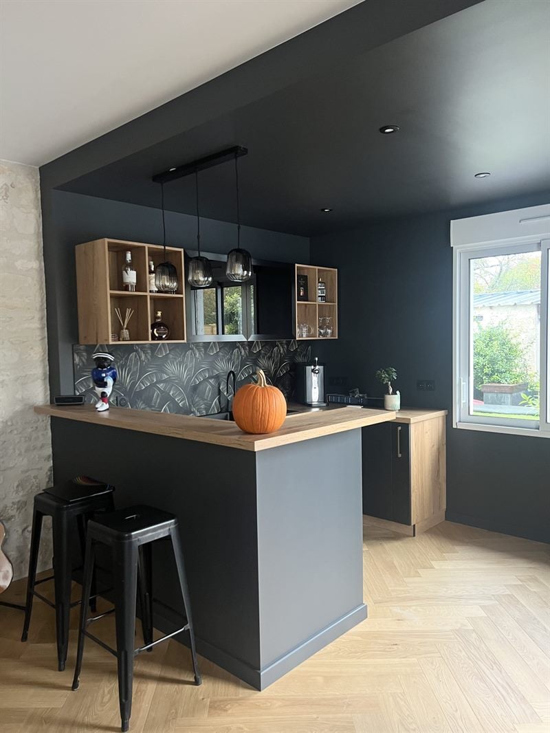 Coin bar dans une pièce à vivre à Niort | Raison Home - 1