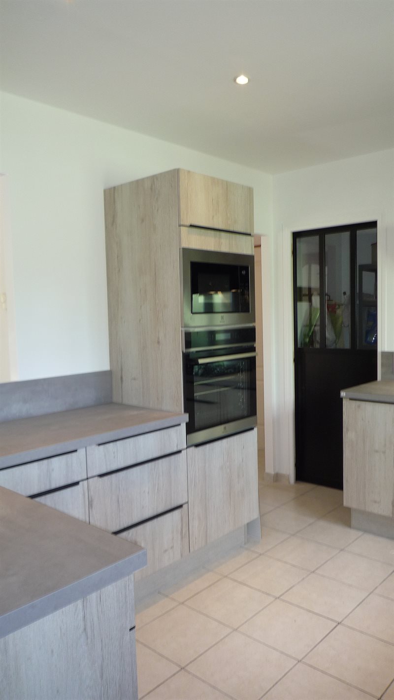 Cuisine ouverte contemporaine bois et blanc avec verrière à Saint-Rémy-sur-Creuse | Raison Home - 5