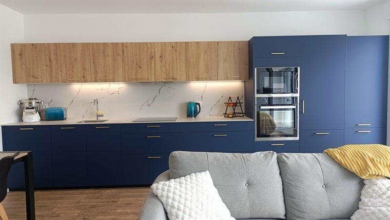 Cuisine ouverte de style moderne bois et bleu à Vannes | Raison Home - 1