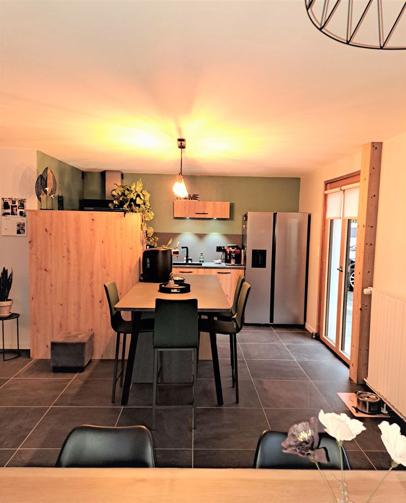 Cuisine ouverte de style contemporain bois à Montriond | Raison Home - 8