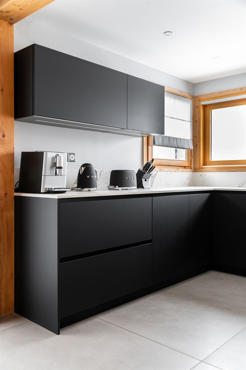 Cuisine ouverte de style moderne bois et noir à Châtillon-sur-Cluses | Raison Home - 3