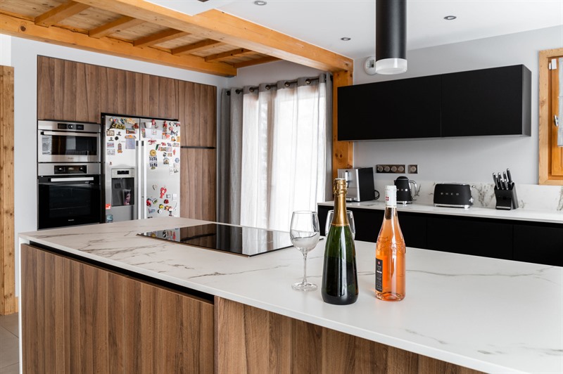 Cuisine ouverte de style moderne bois et noir à Châtillon-sur-Cluses | Raison Home - 6