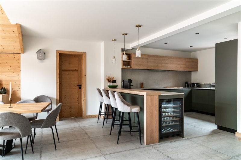Cuisine ouverte de style moderne vert à Morzine | Raison Home - 1