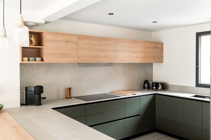 Cuisine ouverte de style moderne vert à Morzine | Raison Home - 4