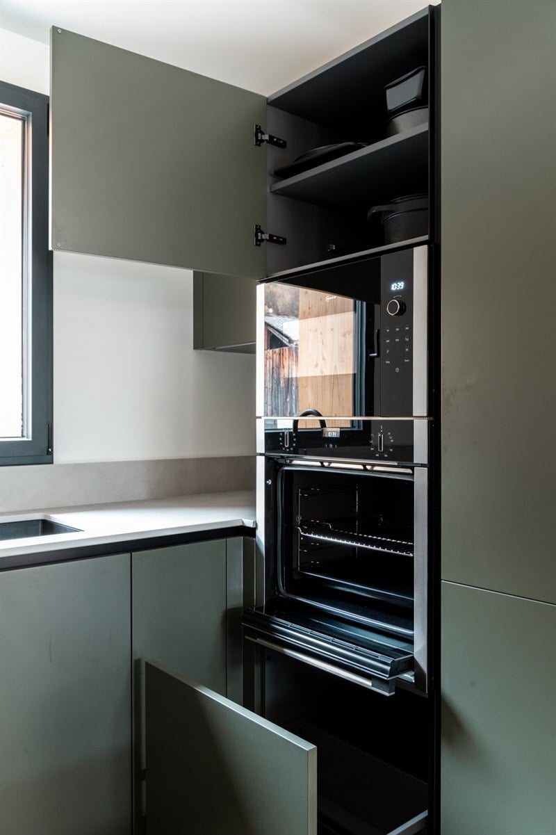 Cuisine ouverte de style moderne vert à Morzine | Raison Home - 6