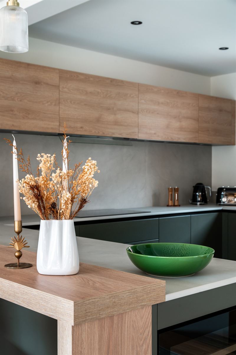 Cuisine ouverte de style moderne vert à Morzine | Raison Home - 8