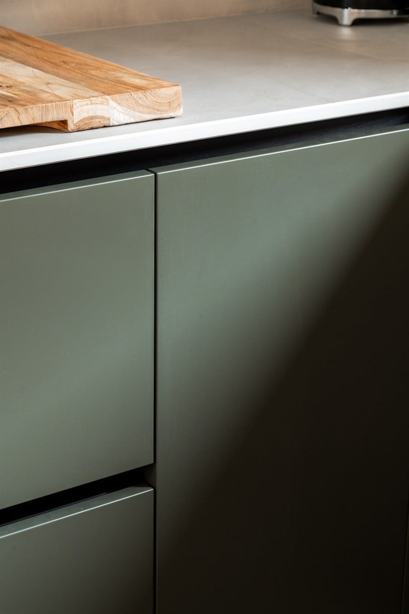 Cuisine ouverte de style moderne vert à Morzine | Raison Home - 9