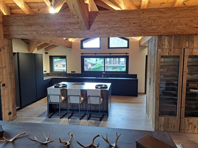 Cuisine moderne noir et bois à Morzine | Raison Home - 1