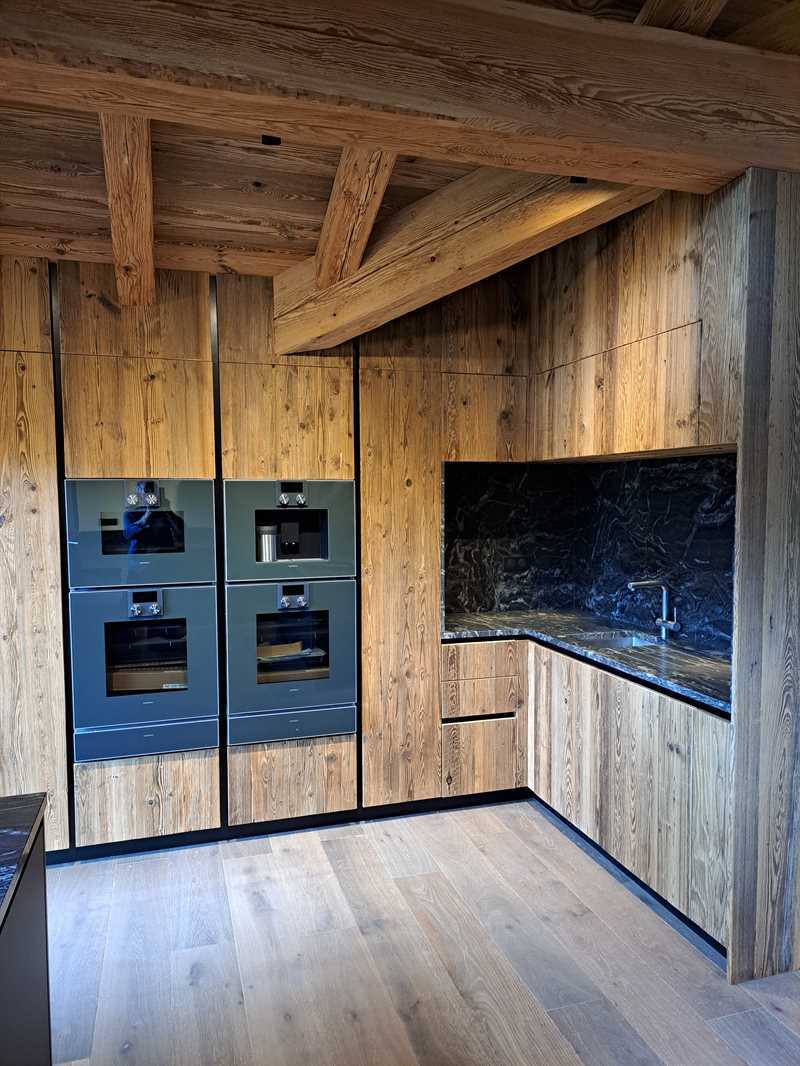 Cuisine moderne noir et bois à Morzine | Raison Home - 2