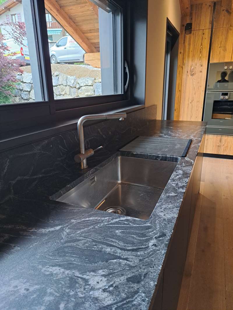 Cuisine moderne noir et bois à Morzine | Raison Home - 4